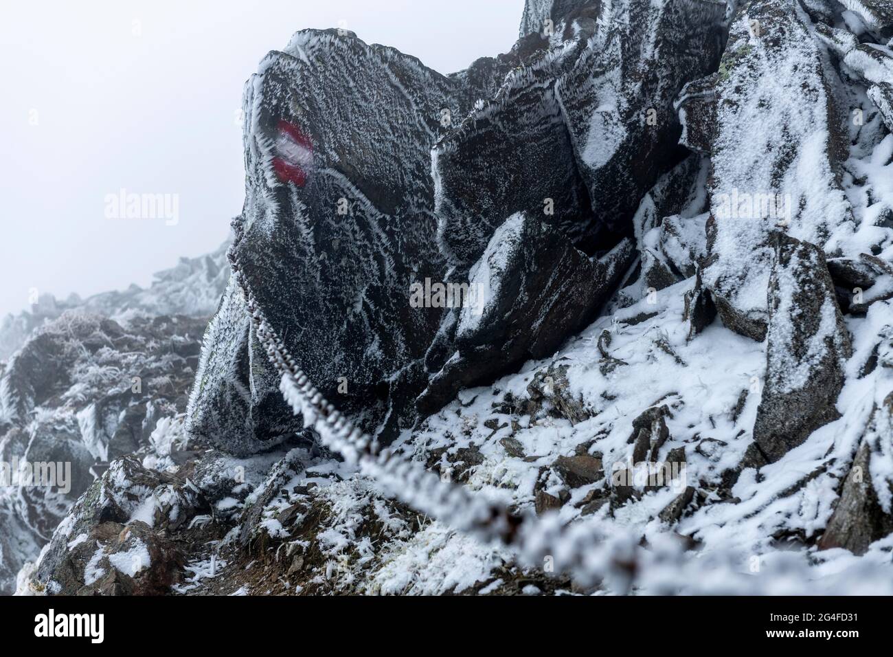 Sentiero innevato con catena ghiacciata in nebbia, Soelden, Oetztal, Tirolo, Austria Foto Stock