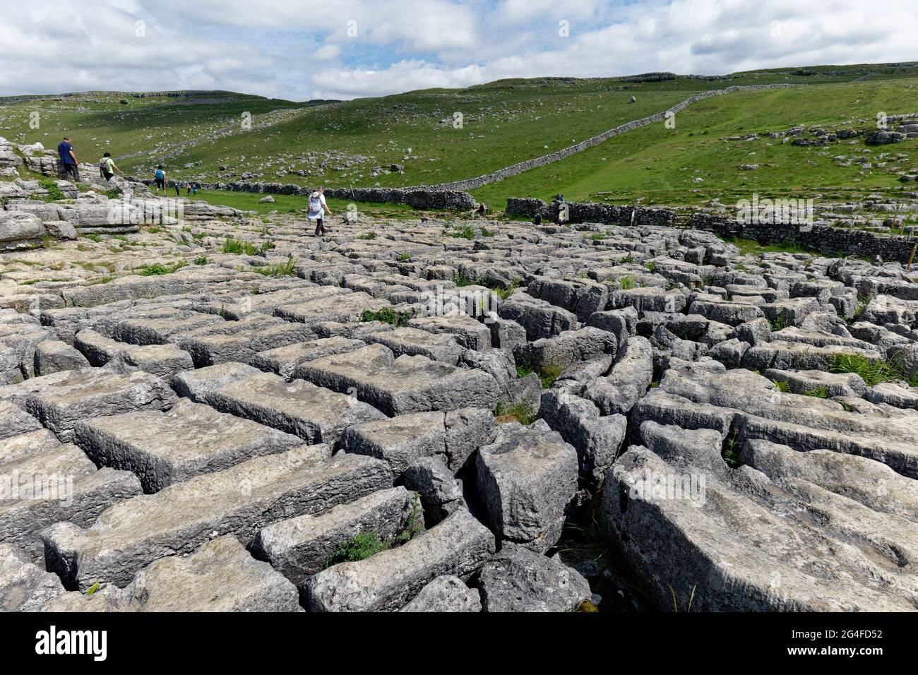 L'impressionante pavimento in pietra calcarea sopra Malham Cove nel Dales National Park è un ottimo posto per rompere la caviglia cercando di attraversare la caviglia Foto Stock