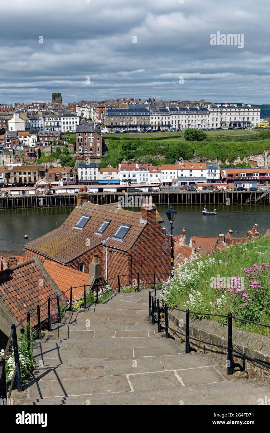 199 scalini di pietra conducono dal porto all'Abbazia di Whitby e permettono una vista superba su questo grazioso porto di pescatori nello Yorkshire Foto Stock