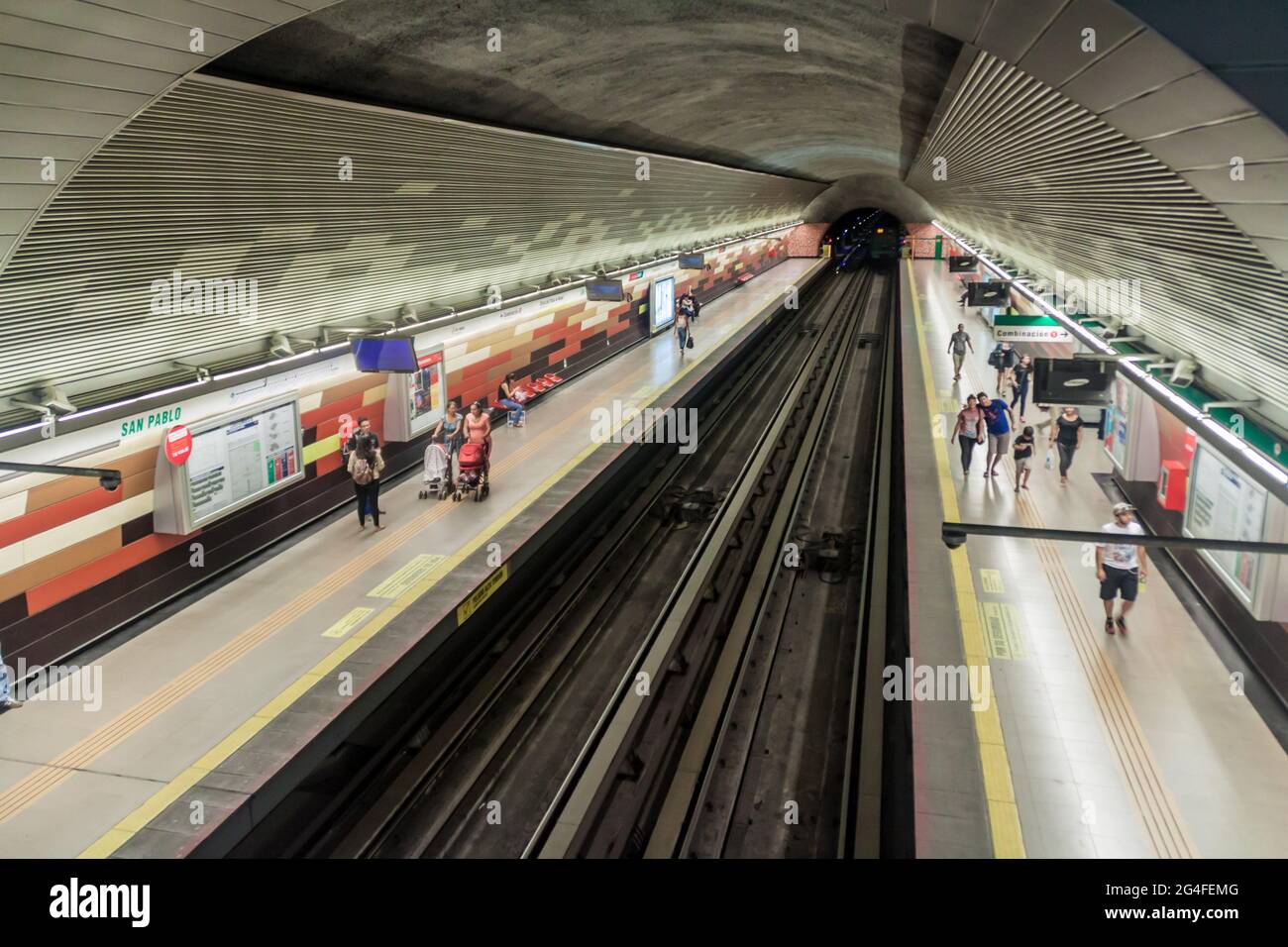 SANTIAGO, CILE - 28 MARZO 2015: Vista di una stazione della metropolitana a Santiago del Cile Foto Stock