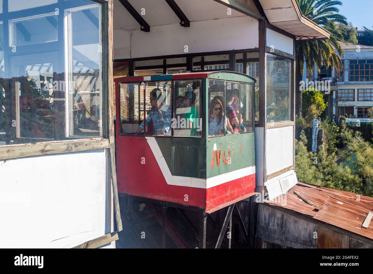 VALPARAISO, CILE - 29 MARZO 2015: La gente cavalcare una funicolare a Valparaiso, Cile Foto Stock