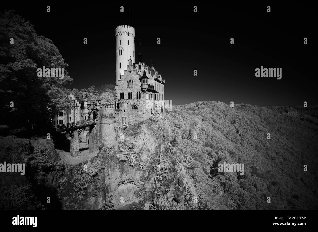 Immagine a infrarossi, Castello storico di Lichtenstein, Honau, Alb sveva, Baden-Wuerttemberg, Germania Foto Stock