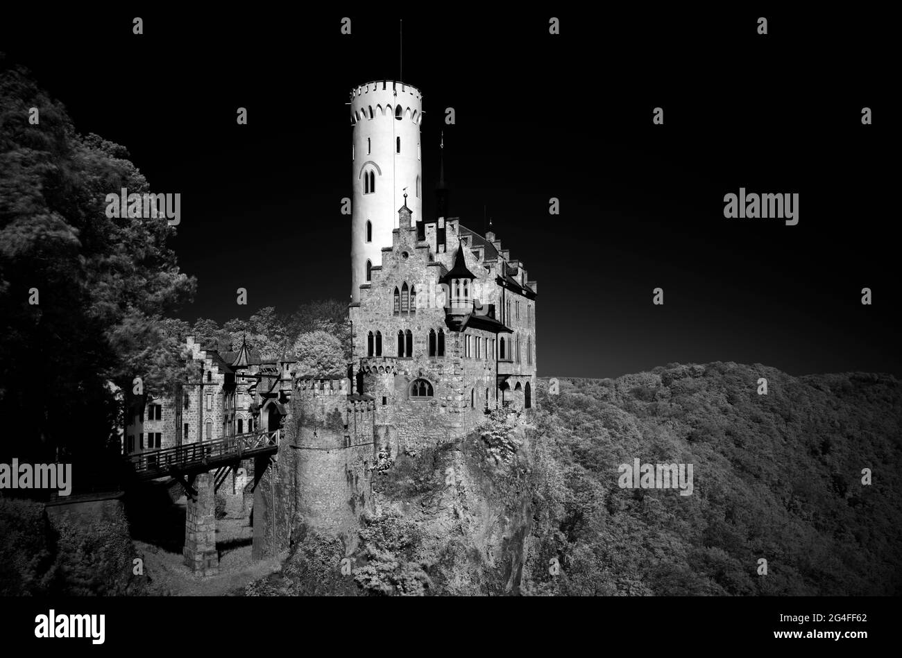 Immagine a infrarossi, Castello storico di Lichtenstein, Honau, Alb sveva, Baden-Wuerttemberg, Germania Foto Stock