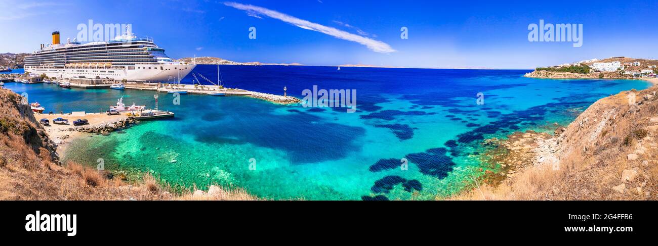 Vacanze estive nel Mediterraneo, grande nave da crociera nel porto dell'isola di Mykonos. Grecia viaggio Foto Stock