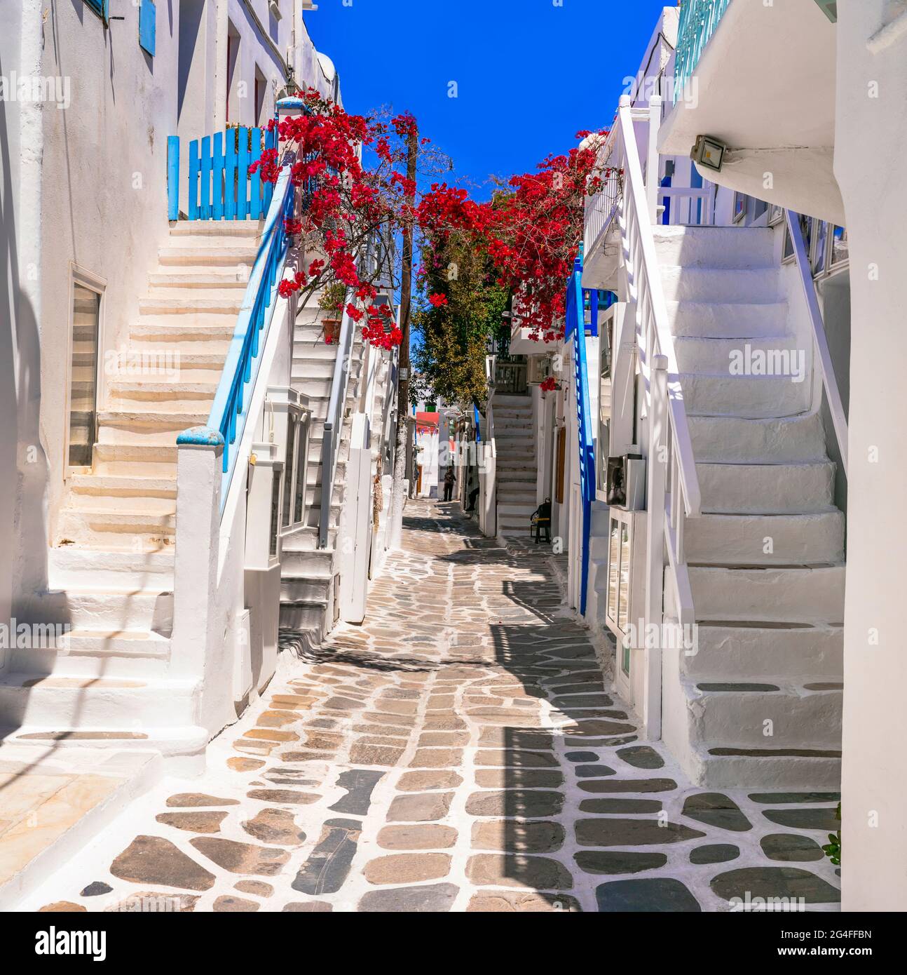 Grecia , Cicladi. Incantevoli stradine bianche della splendida isola di Mykonos, tipica architettura cicladica Foto Stock