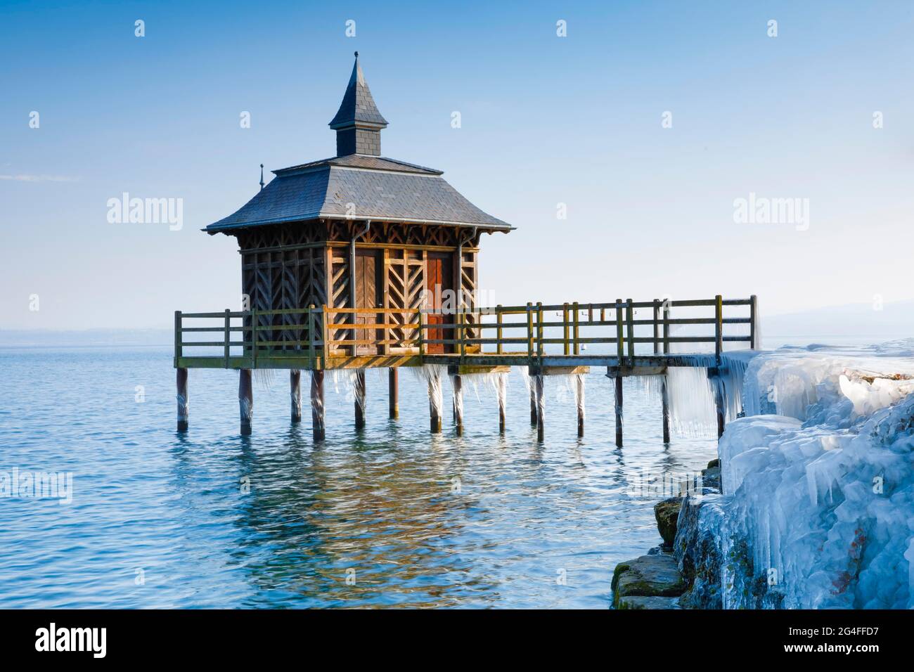 Bagni di legno ghiacciato sul lago Neuchatel a Gorgier, Neuchatel, Svizzera Foto Stock