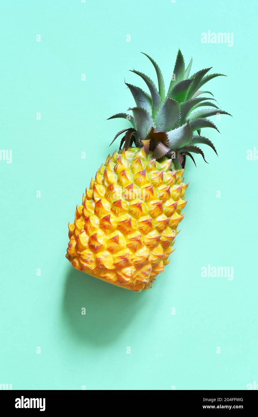 Ananas giallo su sfondo blu. Frutta esotica. Foto Stock
