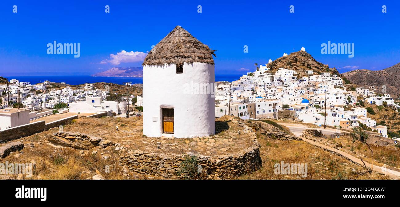 Grecia viaggio, Cicladi. Panoramica isola di iOS, vista sul pittoresco villaggio di Chora e vecchi mulini a vento Foto Stock