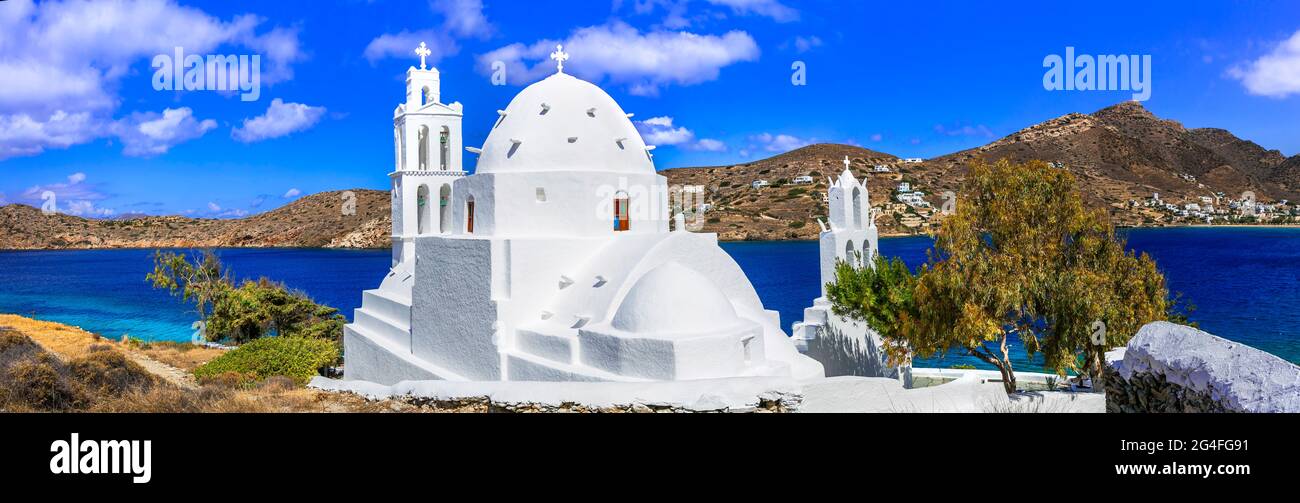 Grecia viaggio. Paesaggi naturali mozzafiato e chiese tradizionali delle Cicladi, Isola di iOS. Whitre chiesa vicino al porto Foto Stock