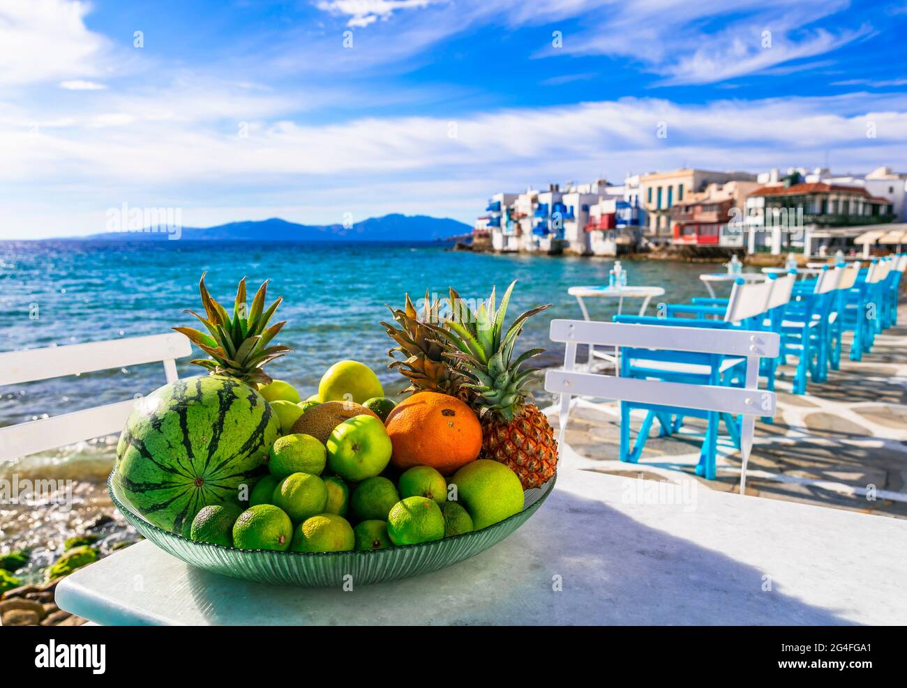 Isola di Mykonos, Cicladi. Grecia vacanze estive. Bar vicino al mare nella famosa e popolare 'Little Venice' Foto Stock