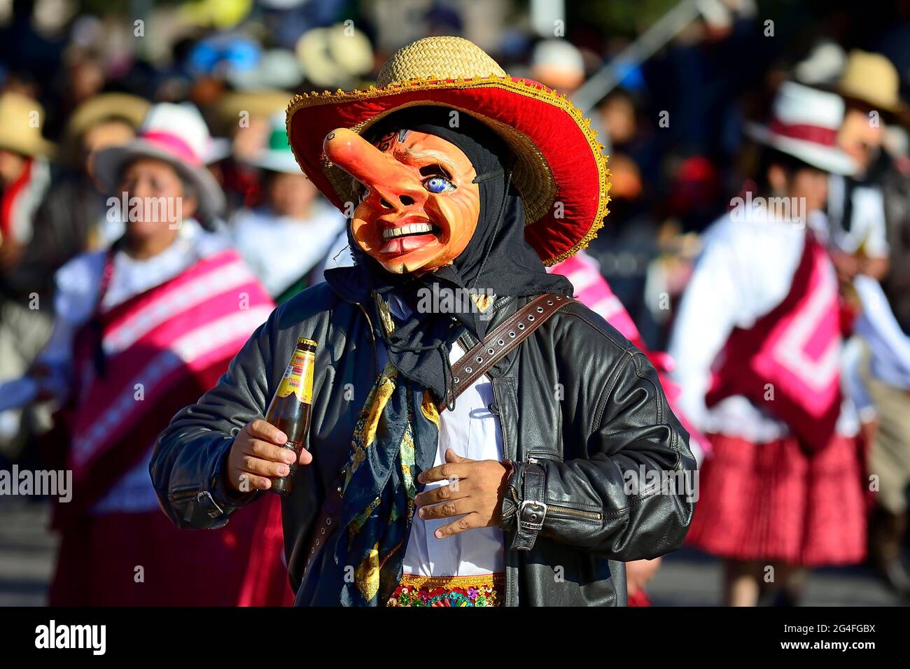 Maschera di un uomo con una bottiglia di birra alla sfilata alla vigilia di Inti Raymi, Festival del Sole Foto Stock