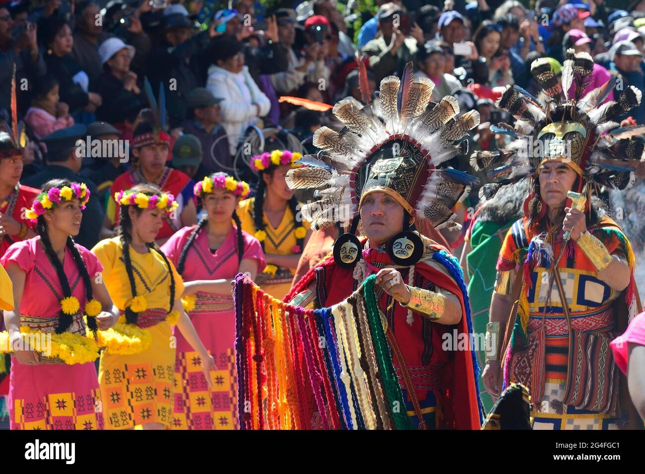 Inti Raymi, festa del sole, sacerdote Inca con corona di piume durante la sfilata, Cusco, Perù Foto Stock