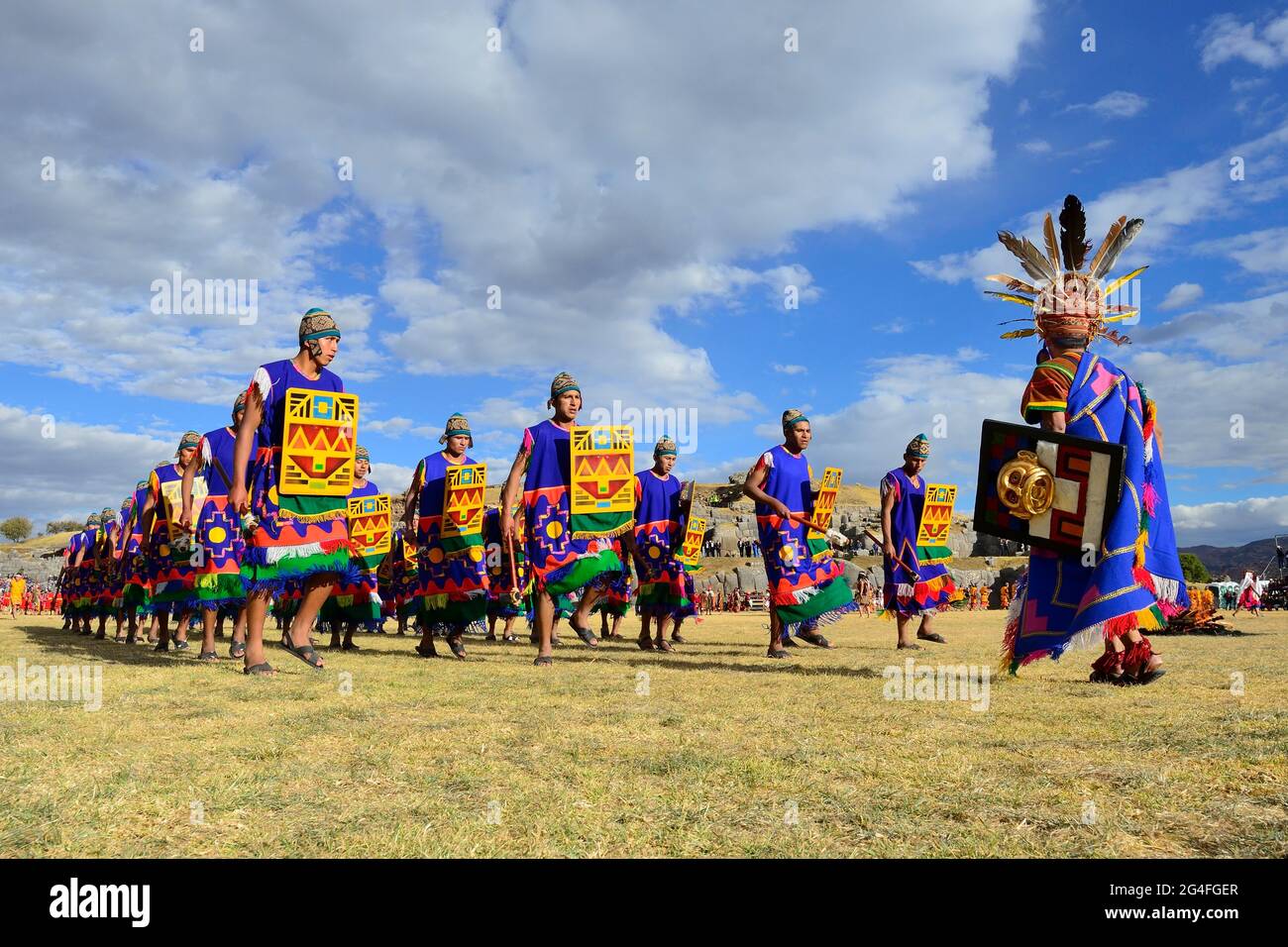 Inti Raymi, festa del sole, gruppo di guerrieri di fronte al santuario, rovine dell'Inca Sacsayhuaman, Cusco, Perù Foto Stock