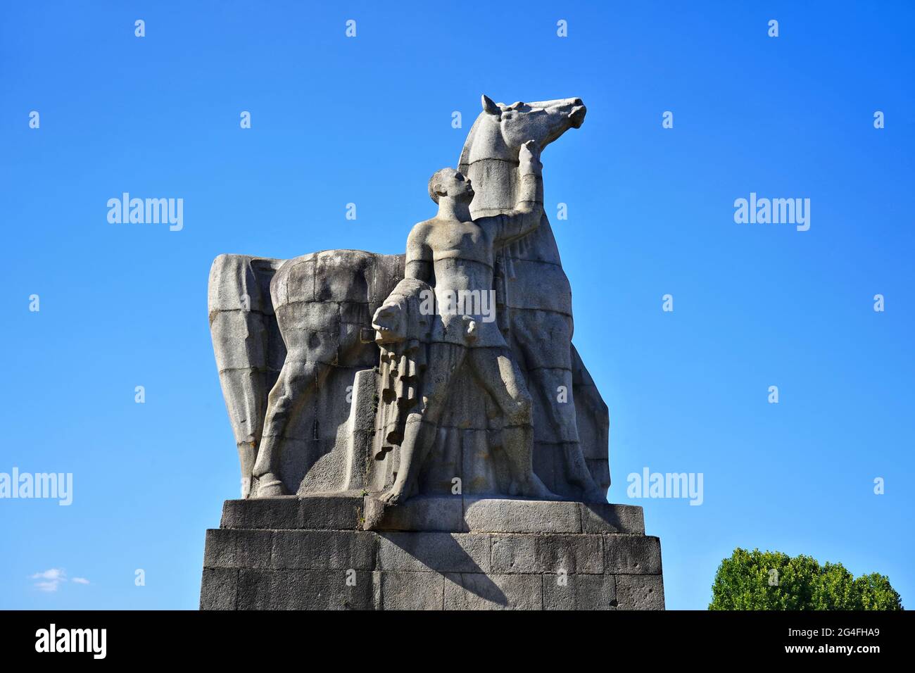 Scultura 'Rossebändiger' dello scultore Edwin Scharff nel parco pubblico 'Nordpark' di Düsseldorf. Foto Stock