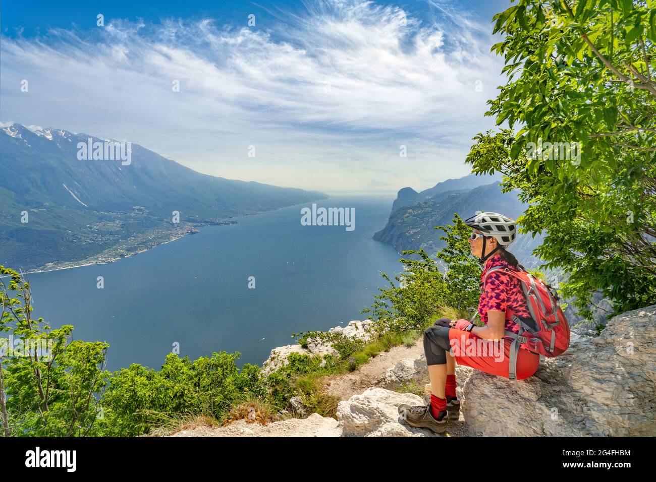 Bella donna al lago di cristallo nelle montagne autunnali. Lago di montagna  e ragazza escursionista Foto stock - Alamy