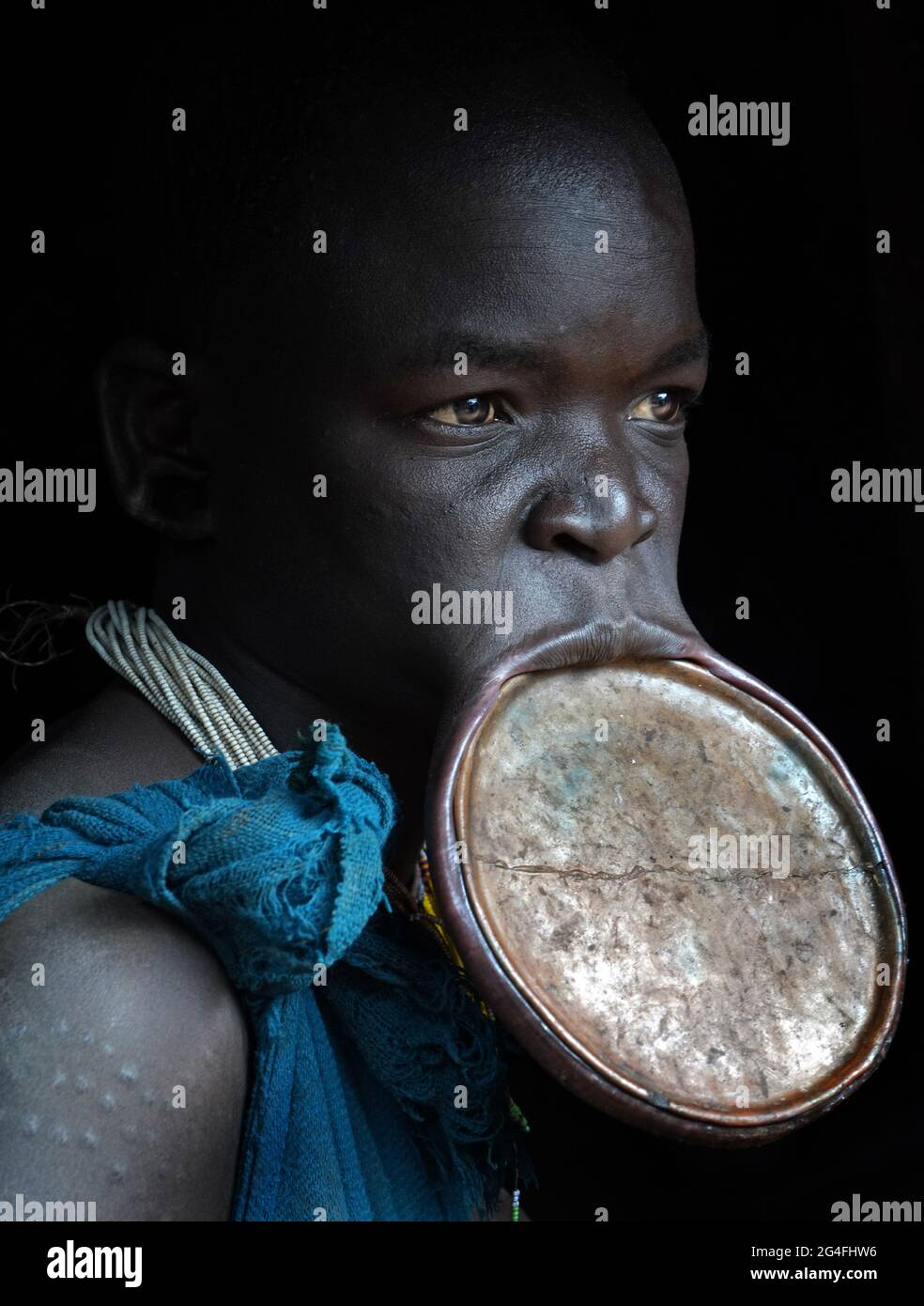 Una donna Suri più giovane con la sua mascherina da 16 pollici. Erediterà anche un altro numero impressionante, con le mucche attraverso il matrimonio, la media sposata m Foto Stock