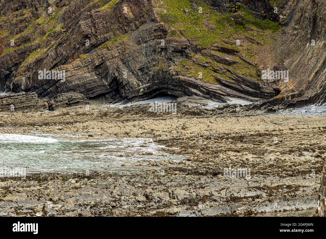 Suggestive formazioni rocciose sulla costa di Hartland Quay Foto Stock