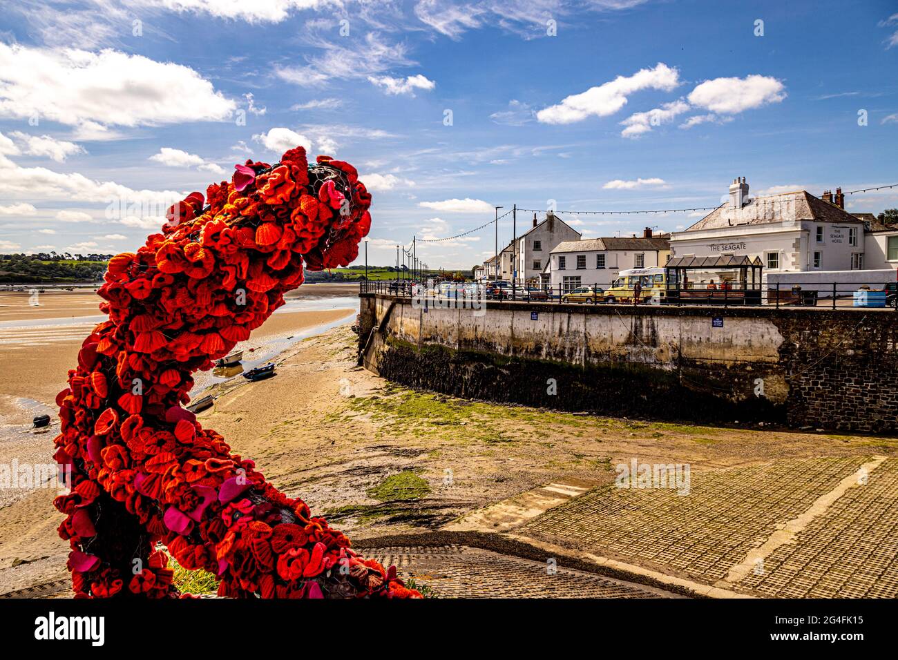 L'ancora di una nave coperta di papaveri rossi come un memoriale per le vite perse in mare Foto Stock