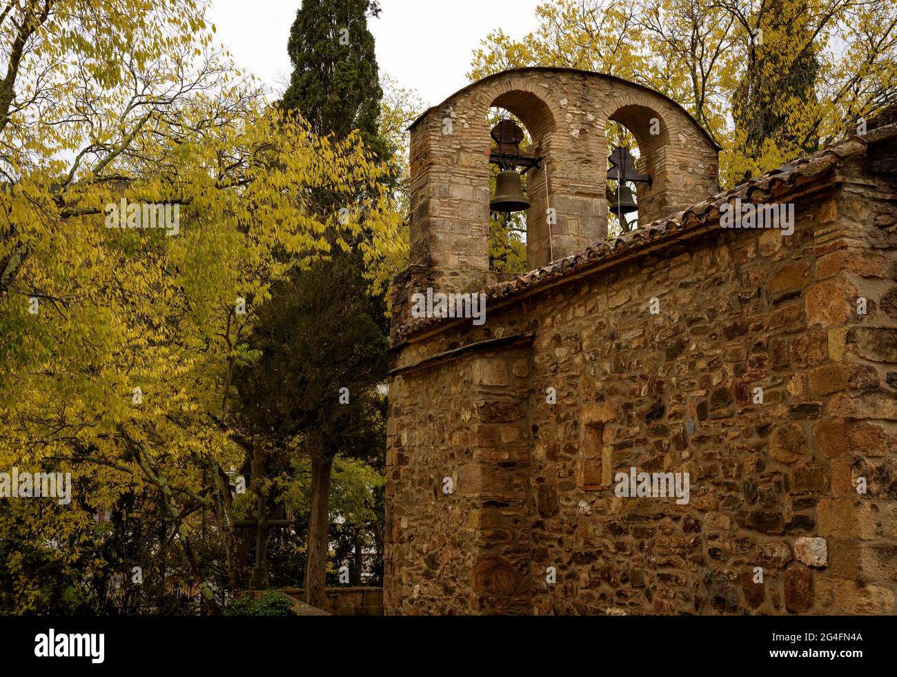 Eremo di Sant Medir in autunno, nella catena montuosa della Collserola (Barcellona, Catalogna, Spagna) ESP: Ermita de Sant Medir en otoño, en Collserola Foto Stock