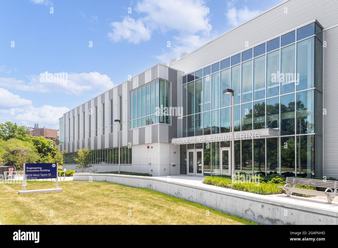 L'edificio del College of Engineering della University of Illinois presso il campus di Chicago nel vicino quartiere West Side di Chicago. Foto Stock