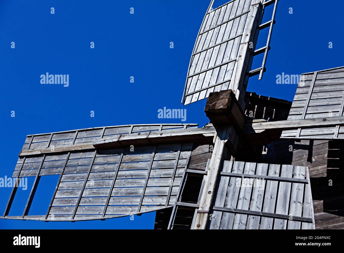 le ali di un vecchio mulino a vento di legno Foto Stock
