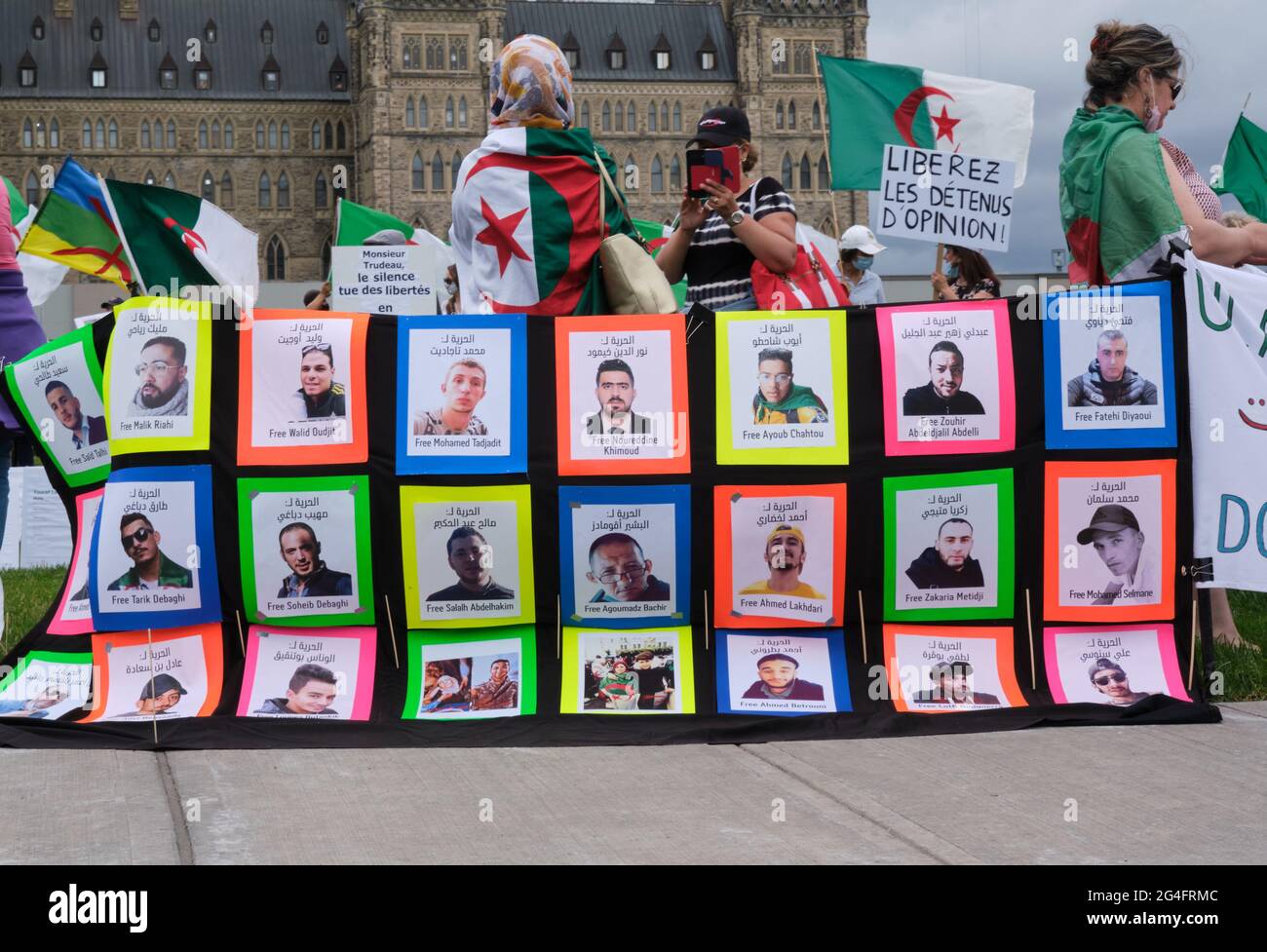 Ottawa, Canada. 21 giugno 2021. I membri della comunità algerina in Canada si radunano davanti al Parlamento per esortare il governo canadese a condannare l'escalation della repressione in Algeria in occasione del quarantasettesimo Consiglio per i diritti umani che inizia oggi. Essi affermano che dalla ripresa del movimento pro-democrazia "Hirak" nel 2019 le autorità hanno aumentato l'intimidazione e arrestato arbitrariamente almeno 6000 tra attivisti, giornalisti e difensori dei diritti umani. Essi chiedono al governo di continuare a guidare nella condanna della situazione. Credit: Meanderingemu/Alamy Live News Foto Stock
