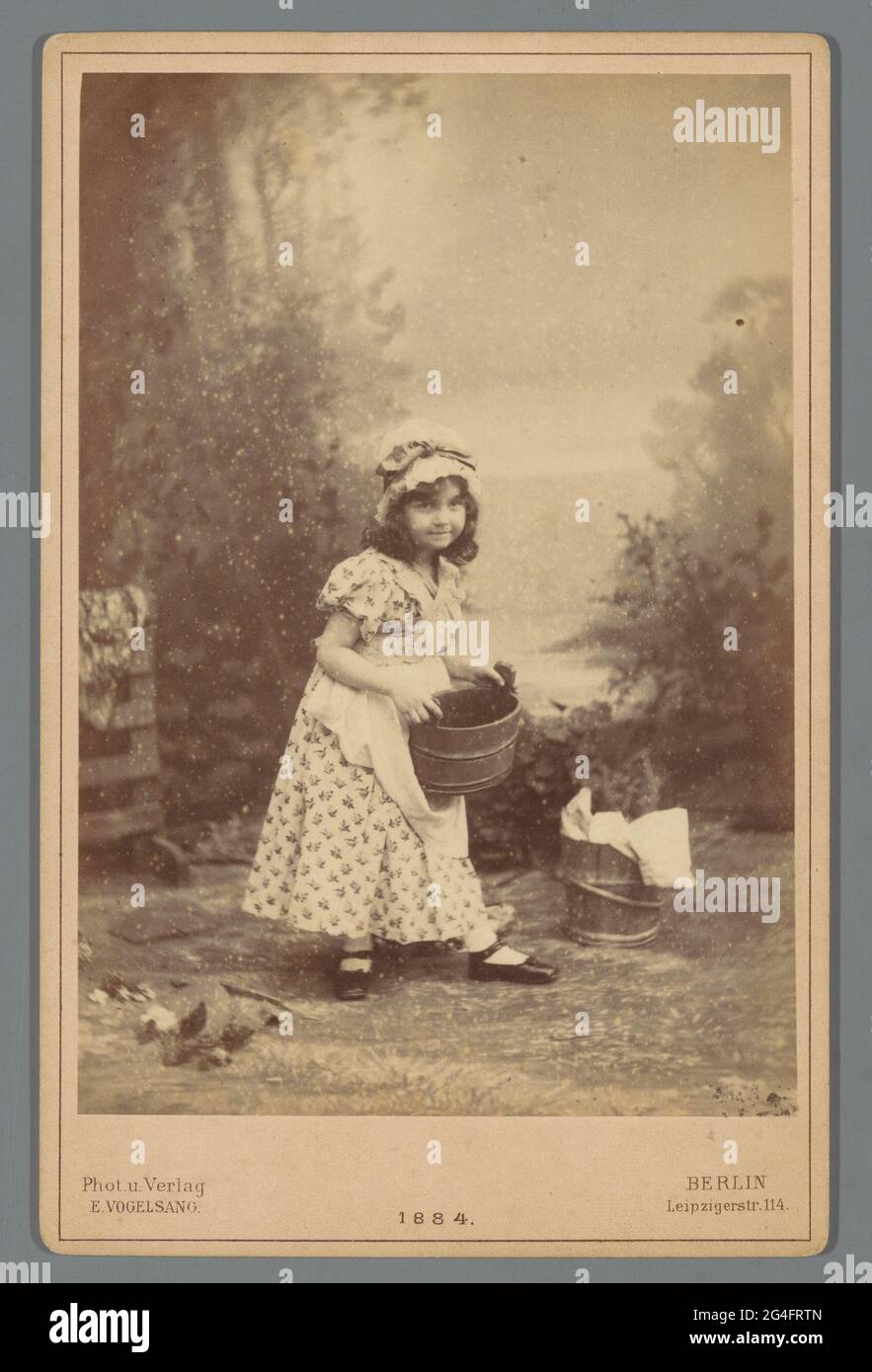 Ritratto di una ragazza sconosciuta con trucchi in legno nelle mani. . Foto Stock