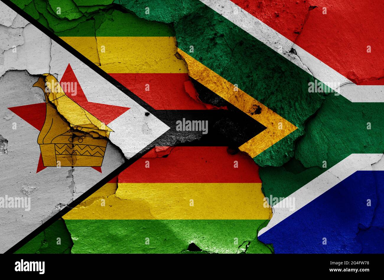 Bandiere dello Zimbabwe e del Sudafrica dipinte su pareti incrinate Foto Stock