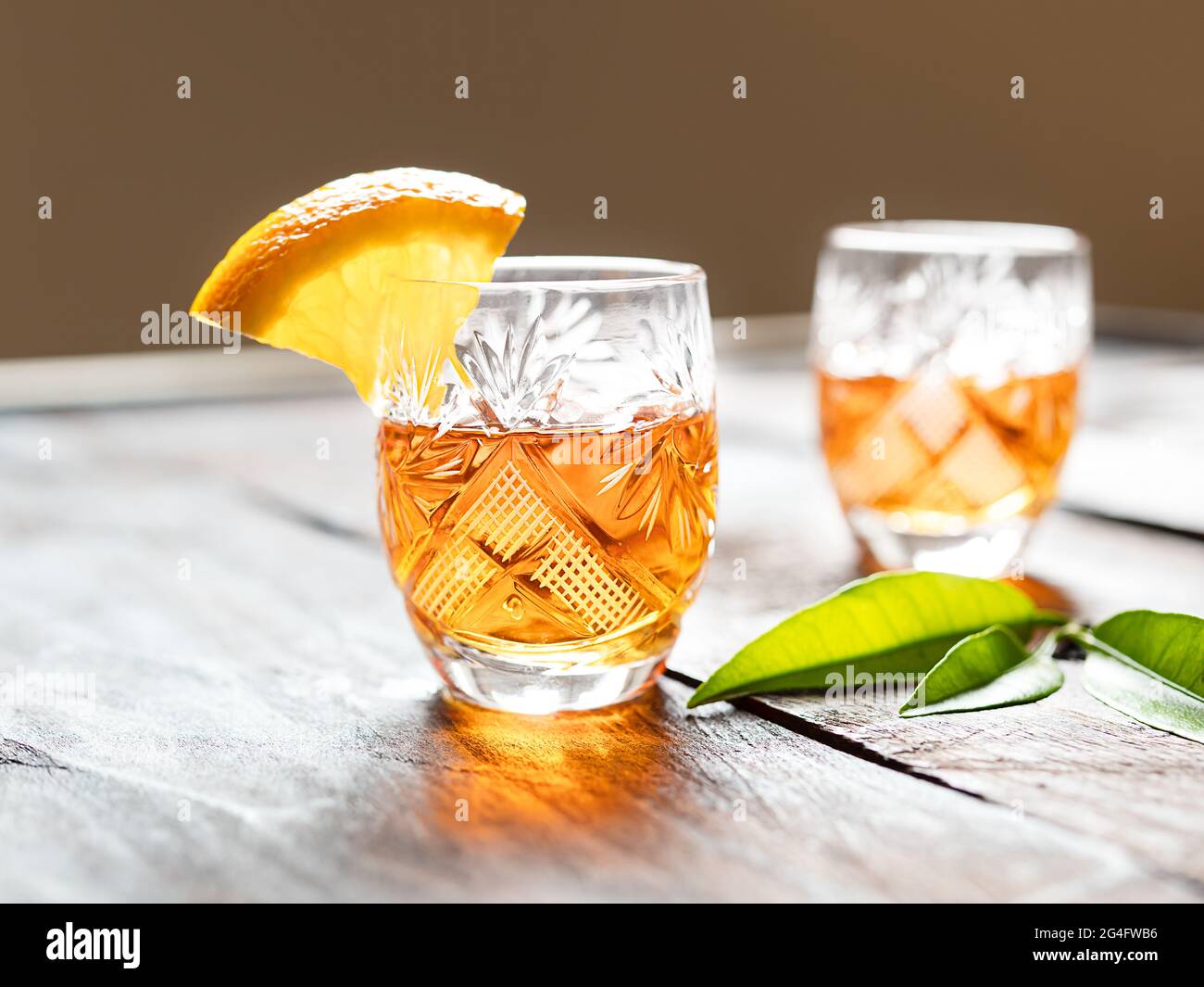 Due colpi con liquore di mandarino su un vecchio tavolo di legno Foto Stock