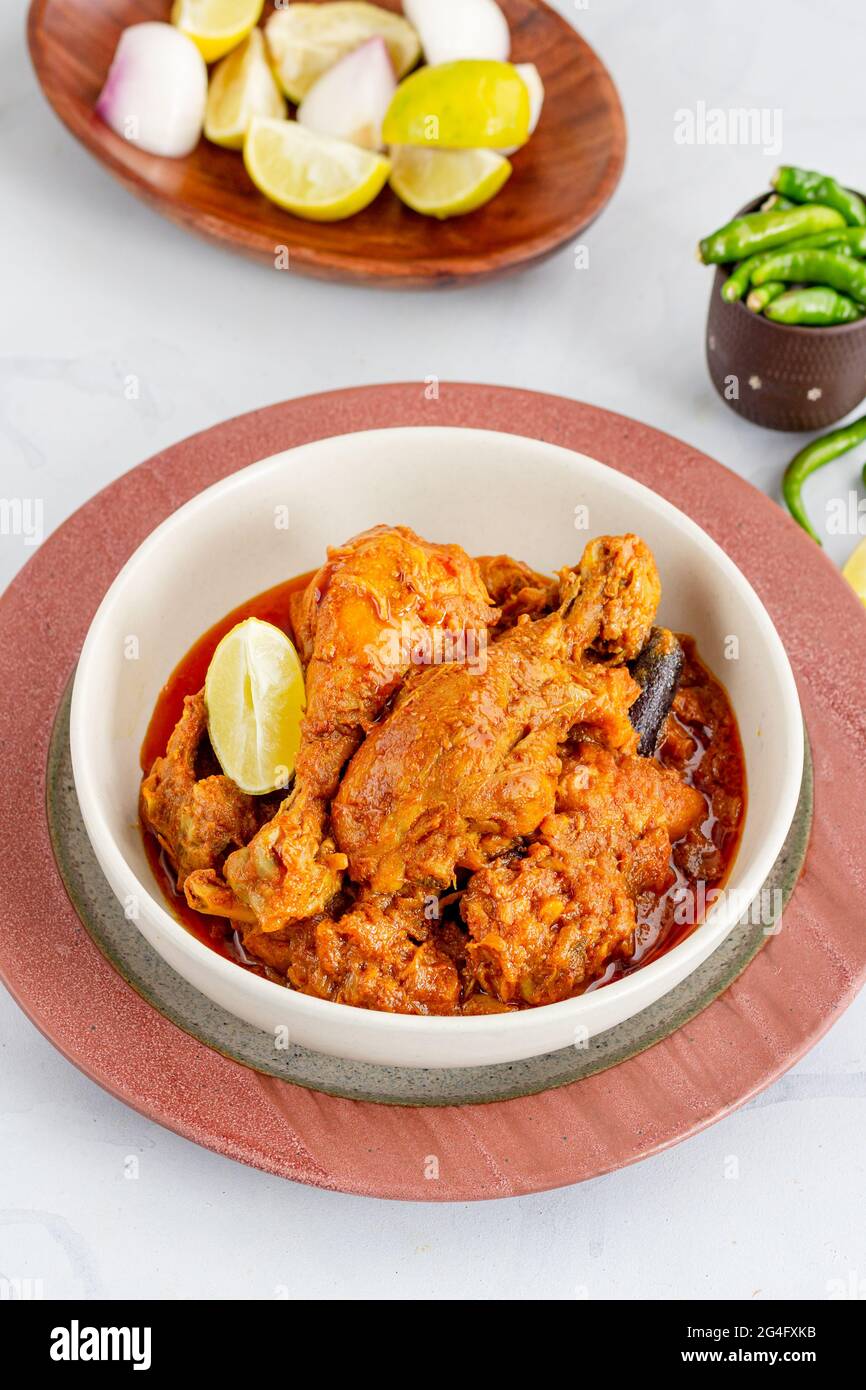 Il Masala di pollo indiano piccante, il piatto con sugo di pollo indiano popolare, la cucina indiana, la fotografia di cibo di Indin Foto Stock