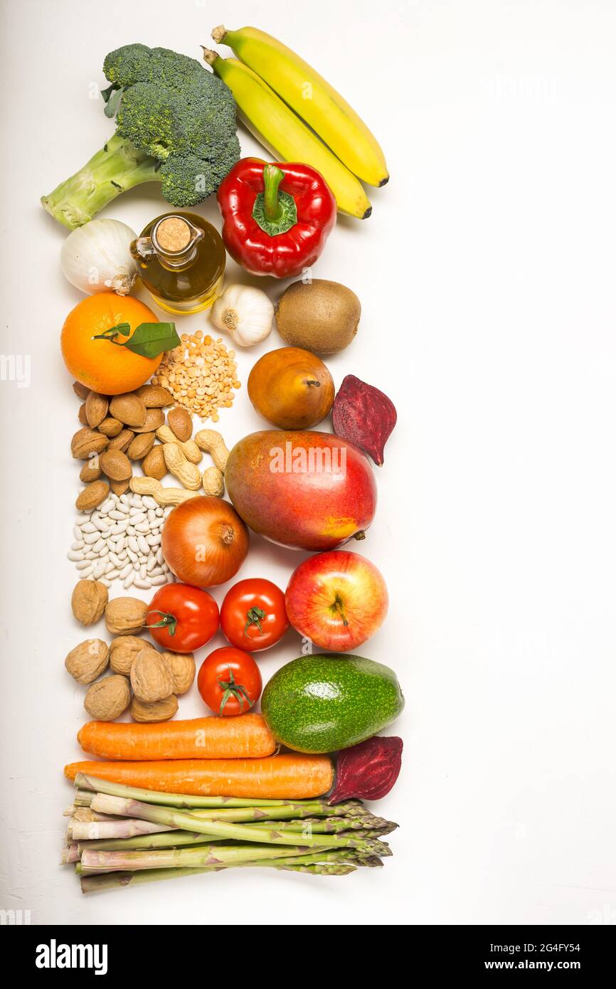 frutta fresca e verdura su sfondo bianco con spazio per il testo Foto Stock