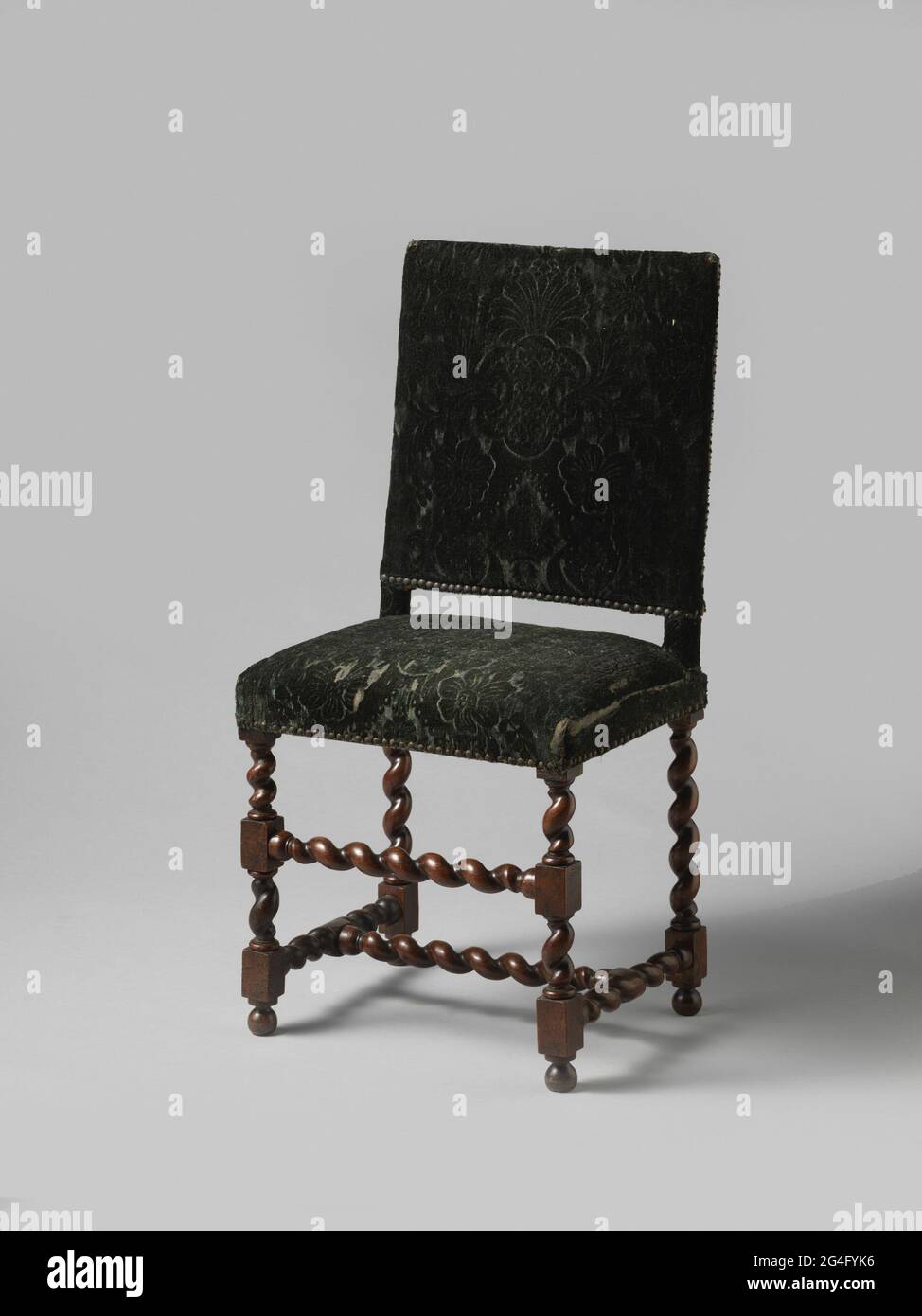 Mobili. Sedia in legno, foderata di trippa. La sedia è dotata di gambe scambiate, collegate anche da una croce a forma di H e da uno sport centrale. La trippa mostra un modello di granate rosse e verdi su una piscina rasata rasata. Le frittelle hanno piccole tasselle rialzate sopra una frittella. I modelli posteriori sono coperti. Uno da una serie di tre (inv.no. BK-KOG-1443-A T / M -C). Foto Stock