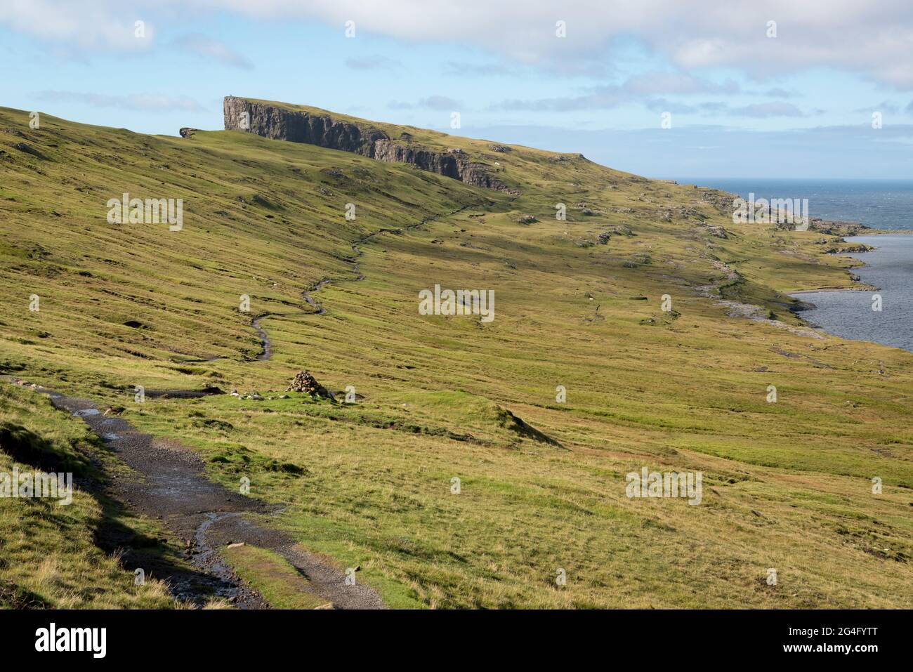 Il sentiero Traelanipa lungo il lago Sorvagsvatn sull'isola di Vagar nelle Isole Faroe Foto Stock