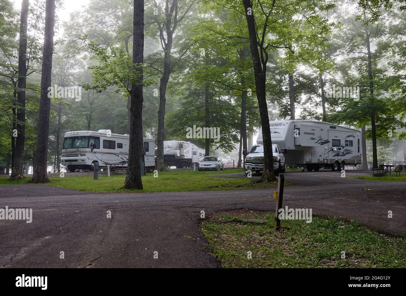 Campeggio foggy, atmosferica, boscosa, RV, veicoli ricreativi, tavoli da picnic, vacanze, viaggi, My Old Kentucky Home state Park; Kentucky; USA, Ba Foto Stock