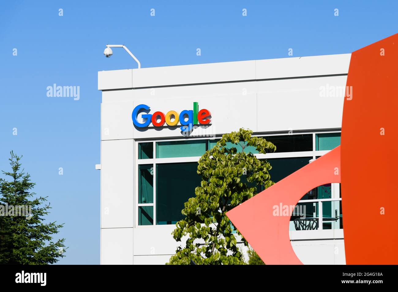 Kirkland, WA, USA - 20 giugno 2021; logo aziendale di Google su un edificio del Kirkland Washington Campus. Una telecamera di sicurezza si trova nell'edificio Foto Stock