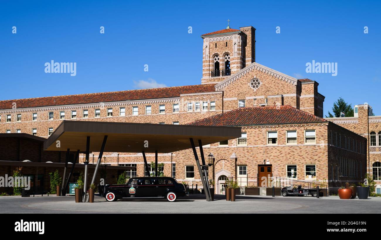 Kenmore, WA, USA - 20 giugno 2021; The Lodge at St Edward Park sulla riva del lago Washington. L'edificio e' un ex seminario nell'area di Seattle Foto Stock
