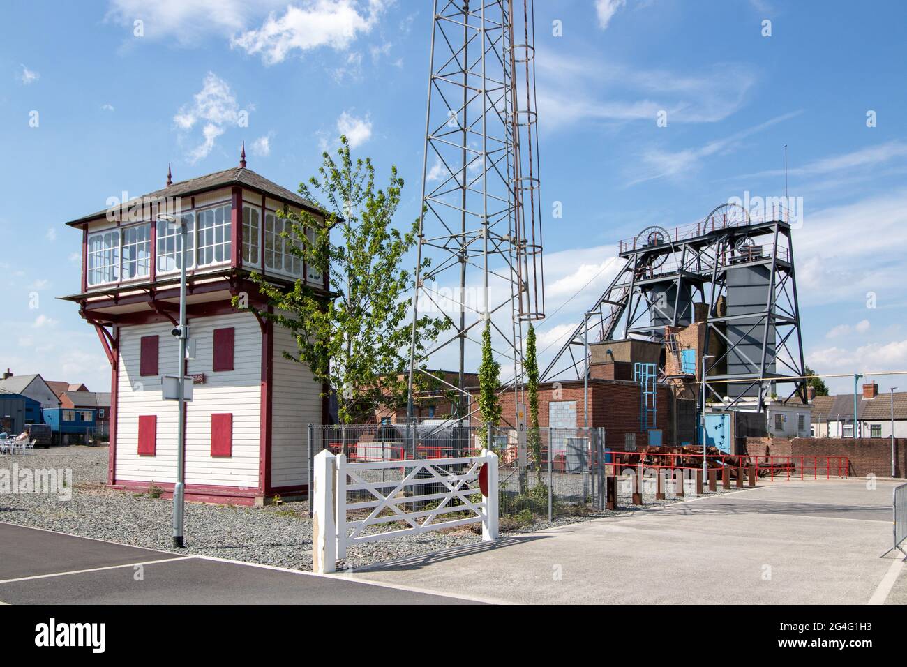 La scatola di segnalazione che un tempo sorgeva nel centro di Coalville, restaurata e ora parte del Museo della Snibston Colliery situato a Coalville, Leicestershire. Il Colliery fu fondato nel 1832 da George Stephenson. È ora un museo minerario. Foto Stock