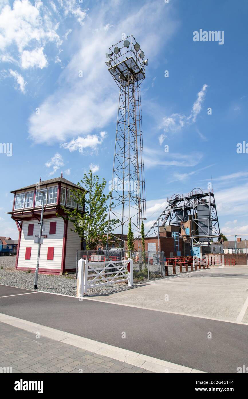 La scatola di segnalazione che un tempo sorgeva nel centro di Coalville, restaurata e ora parte del Museo della Snibston Colliery situato a Coalville, Leicestershire. Il Colliery fu fondato nel 1832 da George Stephenson. È ora un museo minerario. Foto Stock