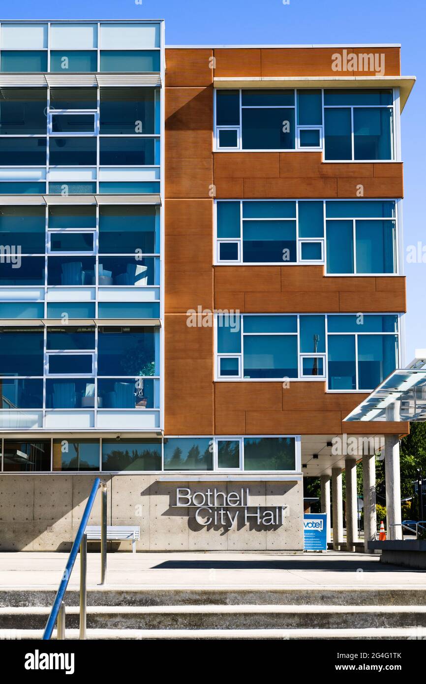 Bothell, WA, USA - 20 giugno 2021; il municipio di Bothell serve la città della zona metropolitana di Seattle. Si tratta di un moderno edificio a più piani Foto Stock