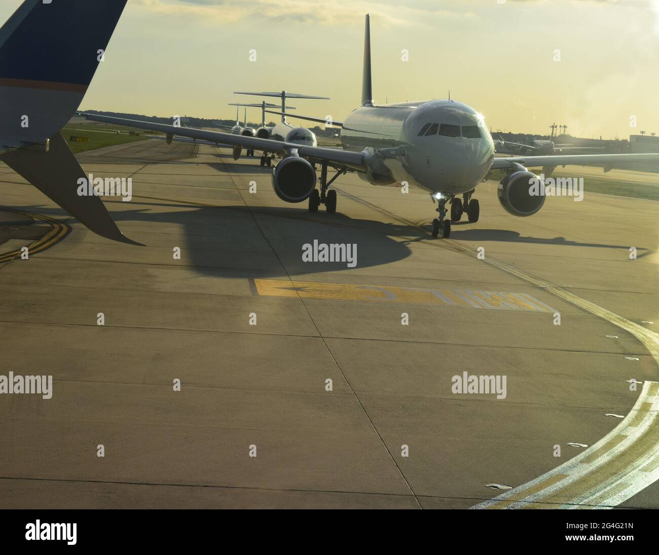 Linea di jet in attesa sulla Taxiway all'aeroporto internazionale Hartsfield Jackson di Atlanta, Georgia Foto Stock