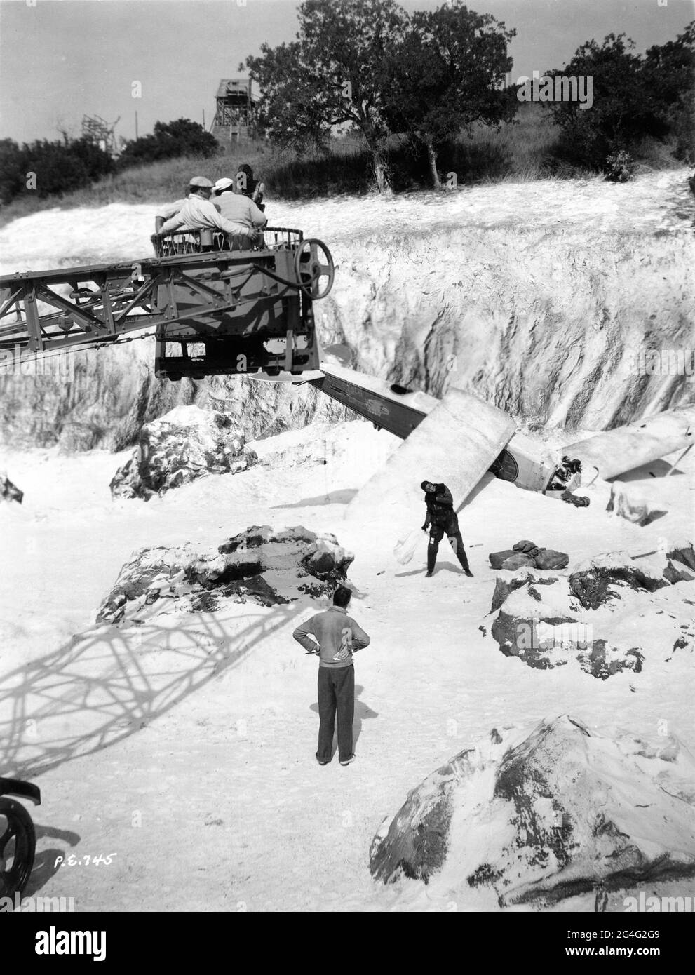 JOHN FORD dirige RALPH BELLAMY con una gigantesca gru elettrica e Movie Crew sopra durante le riprese di un incidente aereo Scena nella neve sul soleggiato Universal Studios Back Lot per POSTA AEREA 1932 regista JOHN FORD storia Dale Van Ogni e Frank Wead sceneggiatura Frank Wead regista Karl Freund presentatore Carl Laemmle Universal Pictures Foto Stock