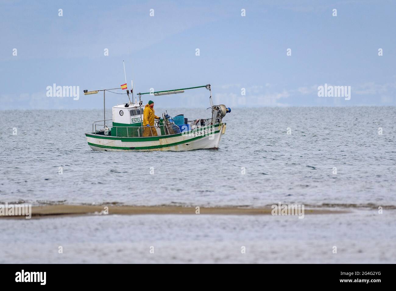 Una barca da pesca nella baia di Alfacs nel delta dell'Ebro (Tarragona, Catalogna, Spagna) ESP: Una barca de pescadores en el Delta del Ebro (Cataluña, España) Foto Stock
