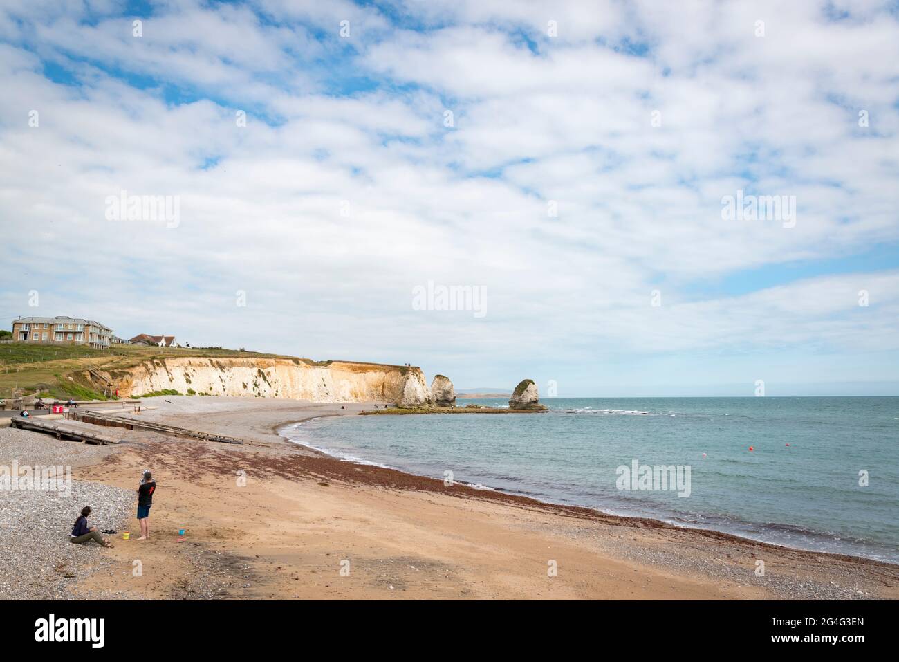 Una giornata di sole a Freshwater Bay sull'Isola di Wight, Inghilterra, Regno Unito Foto Stock