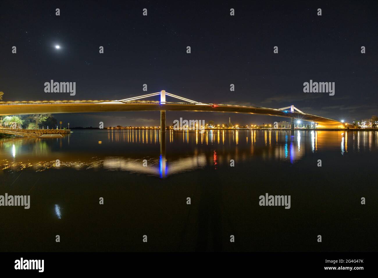 Ora e notte blu sul ponte lo Passador, l'ultimo ponte che attraversa il fiume Ebro fino alla foce dell'Ebro (Tarragona, Catalogna, Spagna) Foto Stock