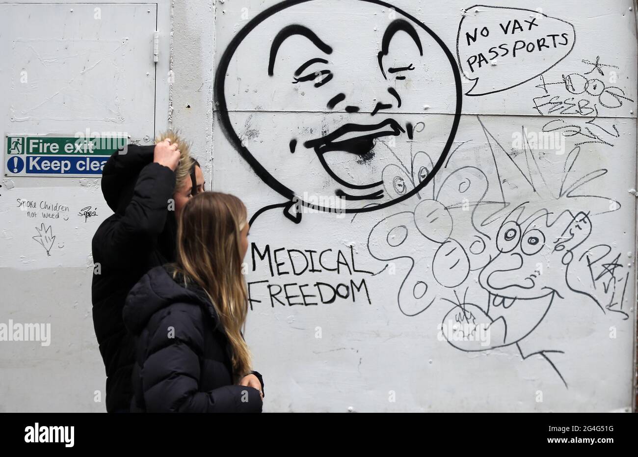 21 giugno 2021, Londra, Inghilterra, Regno Unito: La gente passa davanti a un graffito anti-vaccino nel centro di Londra. (Immagine di credito: © Tayfun Salci/ZUMA Wire) Foto Stock