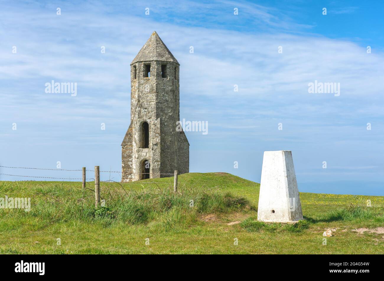 Oratorio di Santa Caterina e punto di trig su St Catherines giù sulla costa sud dell'Isola di Wight UK Foto Stock