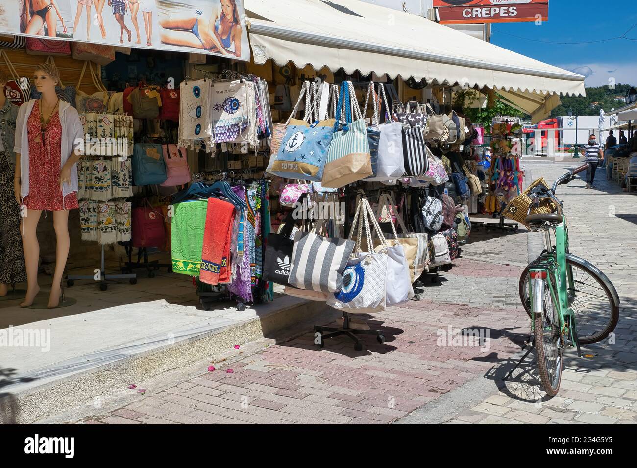 Negozio di souvenir, abbigliamento e oggetti di arte popolare, isola di  Skiathos, Grecia. Sogni, benvenuto, perle fortunate, buon fascino di  fortuna Foto stock - Alamy