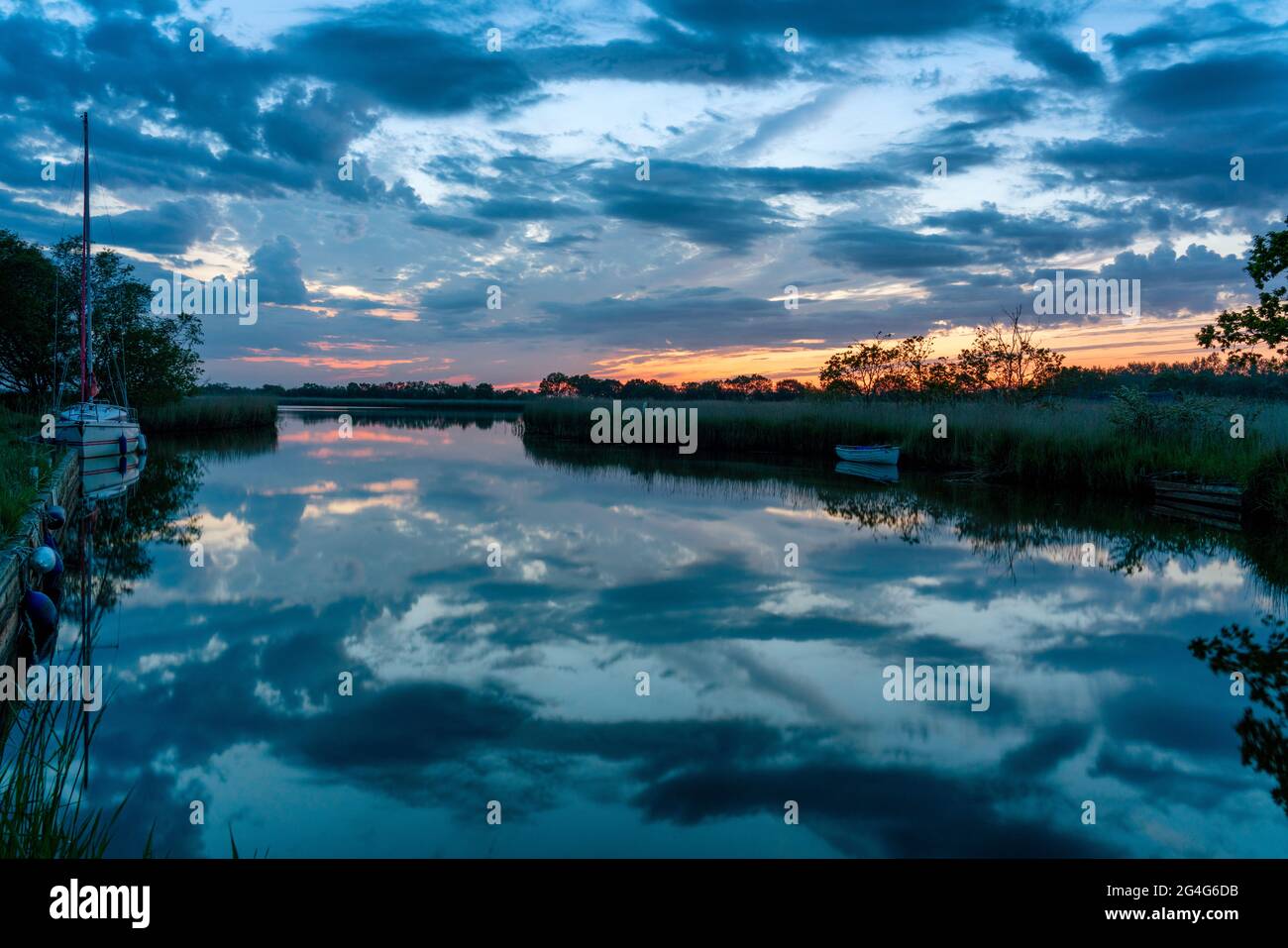Riflessioni in tarda serata a Horsey Mere sul Norfolk Broads UK Foto Stock