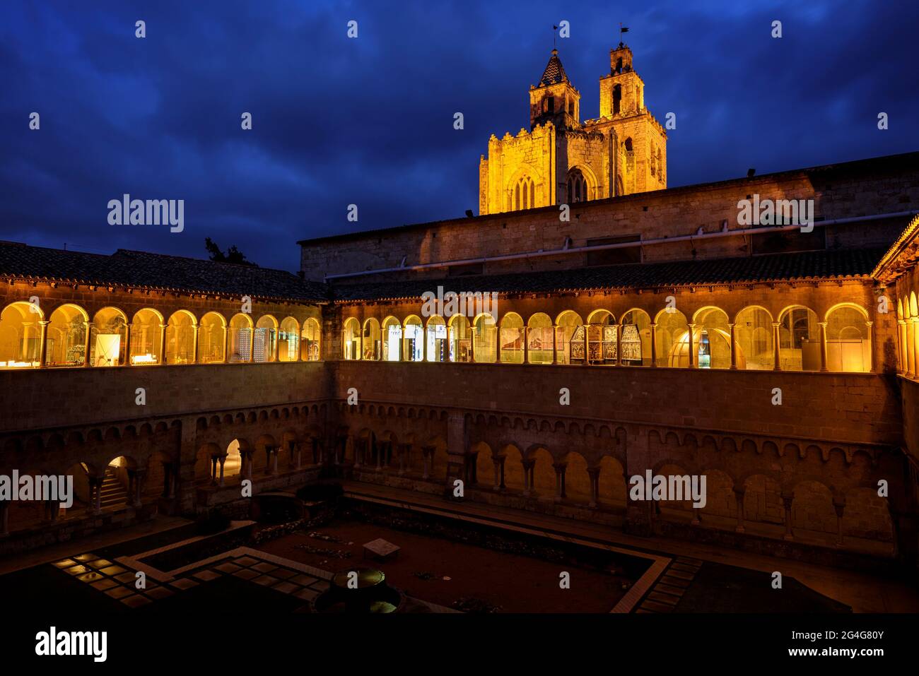 Chiostro del Monastero di Sant Cugat del Vallès al crepuscolo serale - ora blu (Barcellona, Catalogna, Spagna) Foto Stock