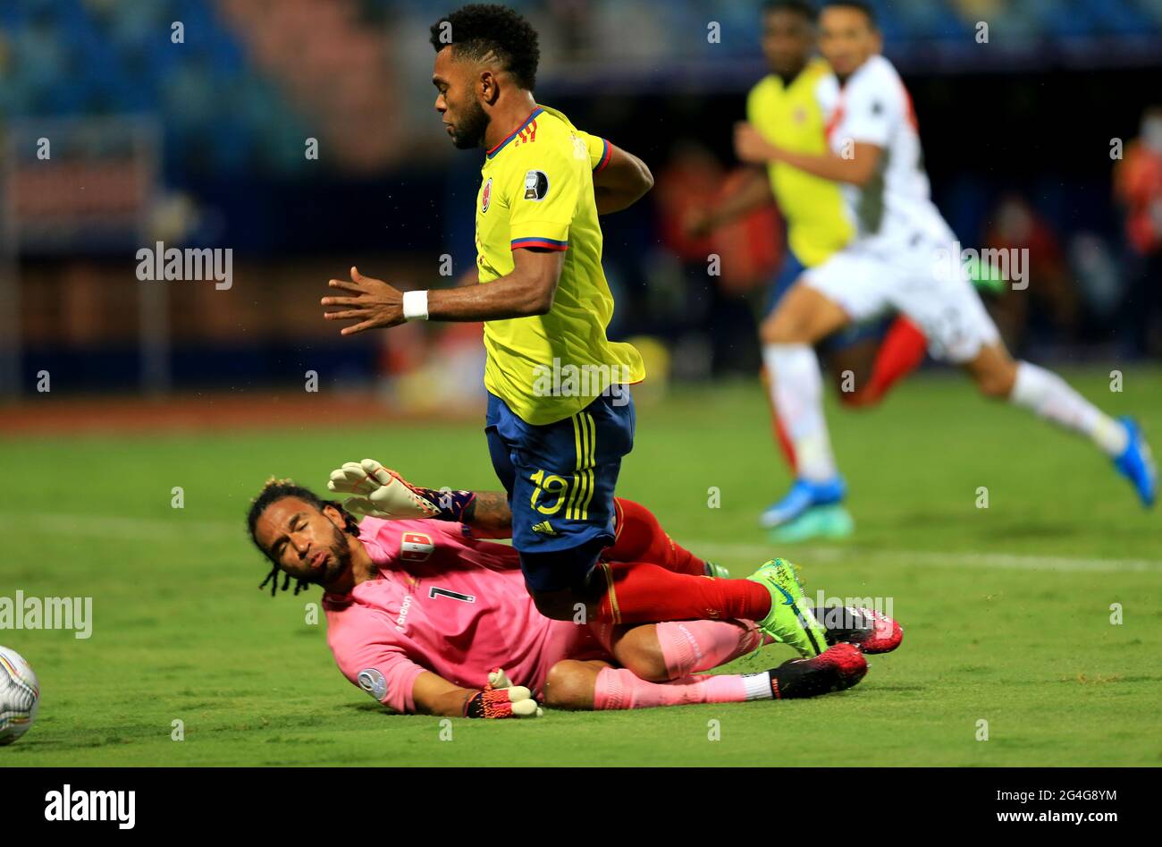 GOIANIA, BRASILE - GIUGNO 20: Pedro Gallese del Perù commette una punizione fallo su Miguel Borja della Colombia, durante la partita tra Colombia e Perù come parte di Conmebol Copa America Brasile 2021 a Estadio Olimpico il 20 giugno 2021 a Goiania, Brasile. (Supporto MB) Foto Stock